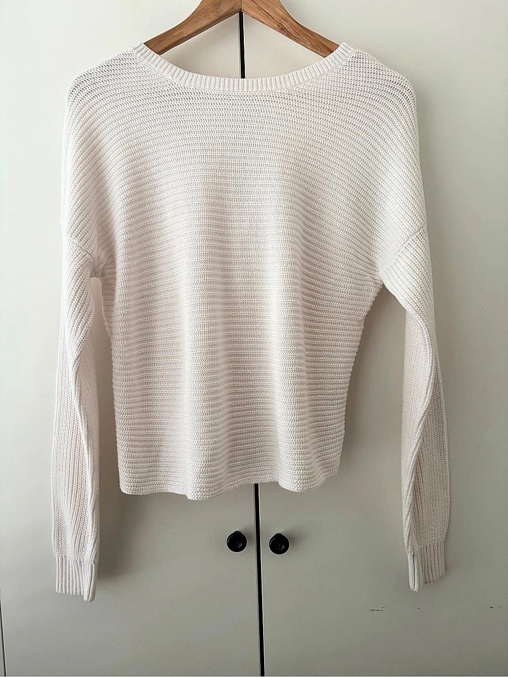 Hollister back Knot Knit Sweater in Cream Size Medium Like New